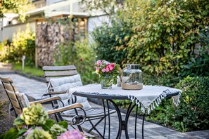 Outdoor dining - Apartment 'Meerlust' with Private Terrace, Private Garden and Wi-Fi (Travemünde)