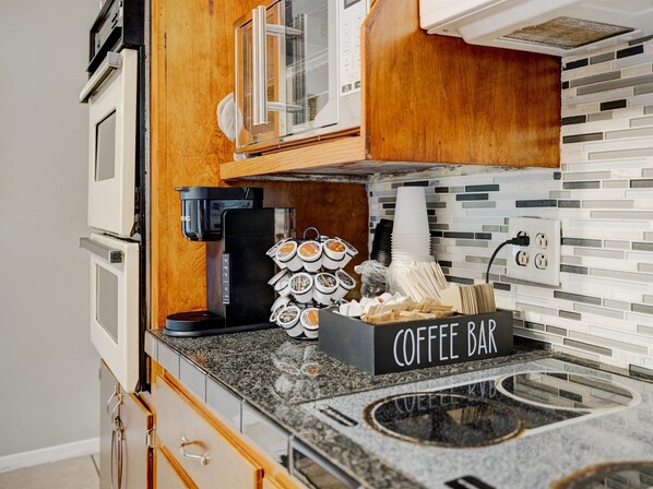 Kjøleskap, mikrobølgeovn, ovn og kokeplater