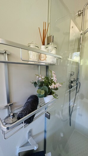 Hair dryer, towels, soap, shampoo - Tanjanerup Chalets "Clementine"
Farm Stay, Meet Larry, Clementine, Lady & Floss (Nannup)