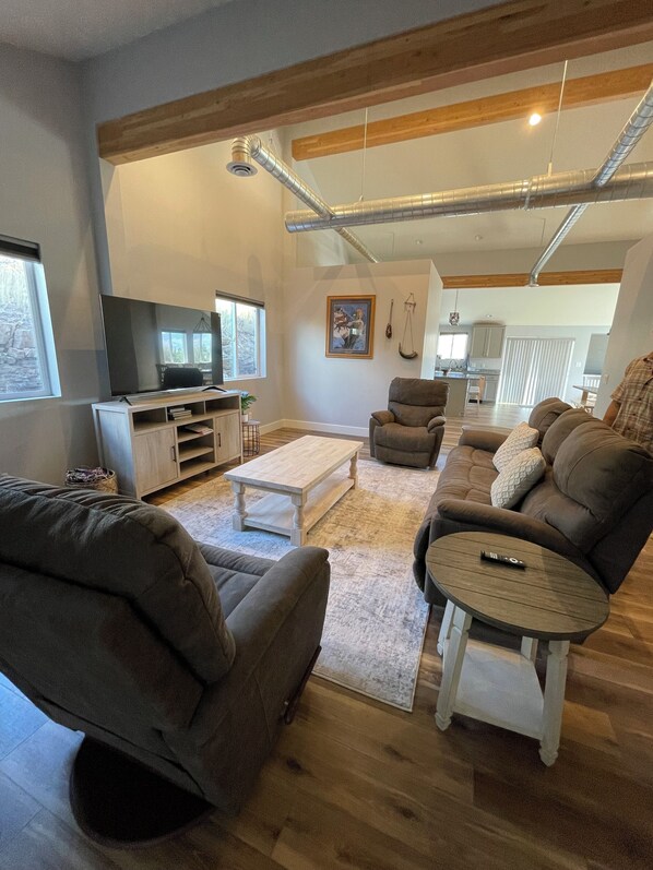 Smart TV, books - BIRDSEYE VIEW (Helena)