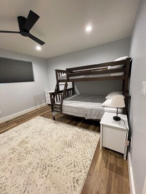 4 bedrooms, desk, iron/ironing board, internet