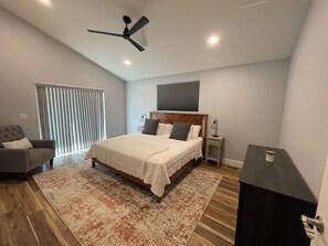 4 bedrooms, desk, iron/ironing board, internet