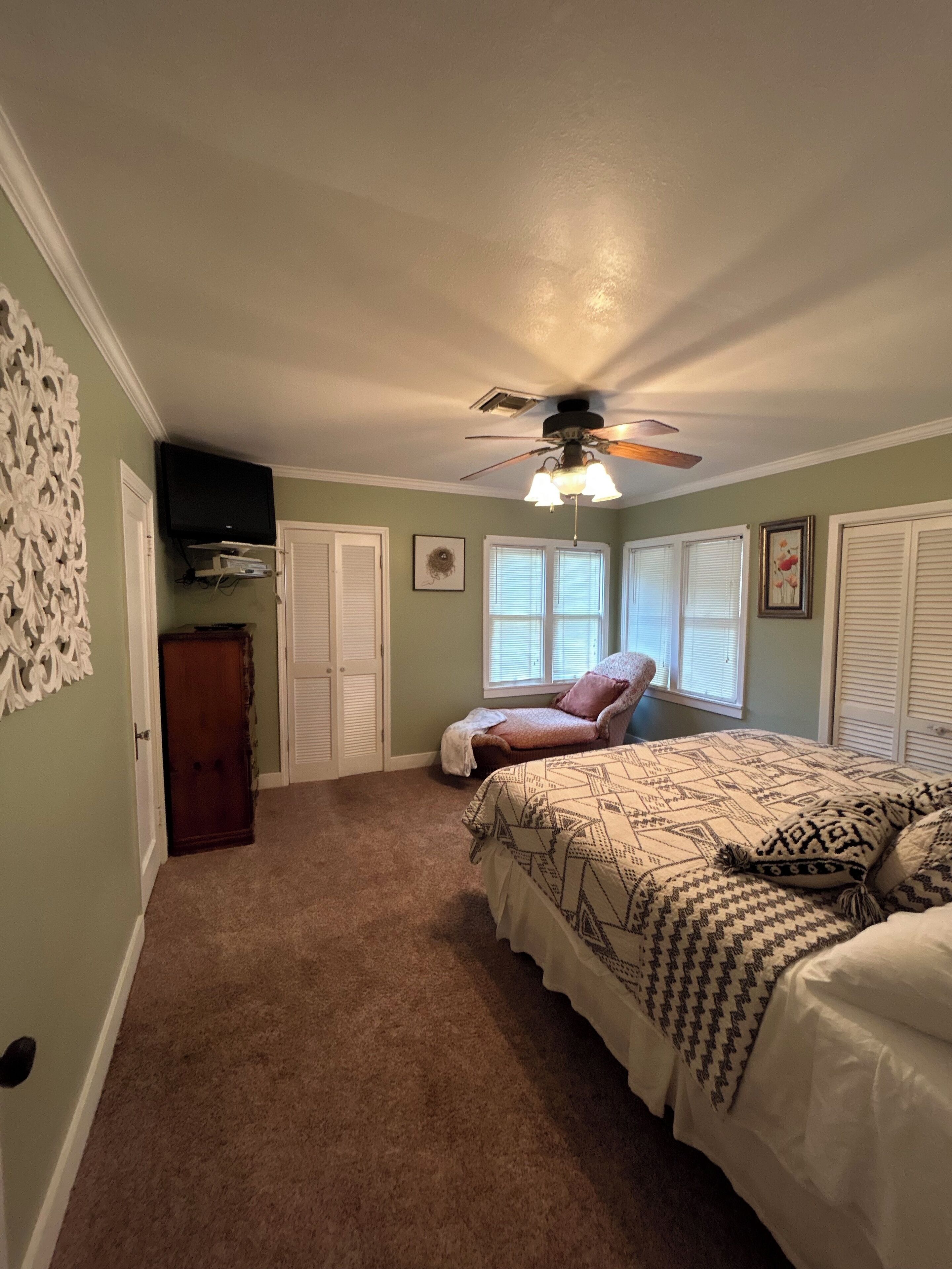 Poolside comfort by the lake. Your ideal cottage Retreat!