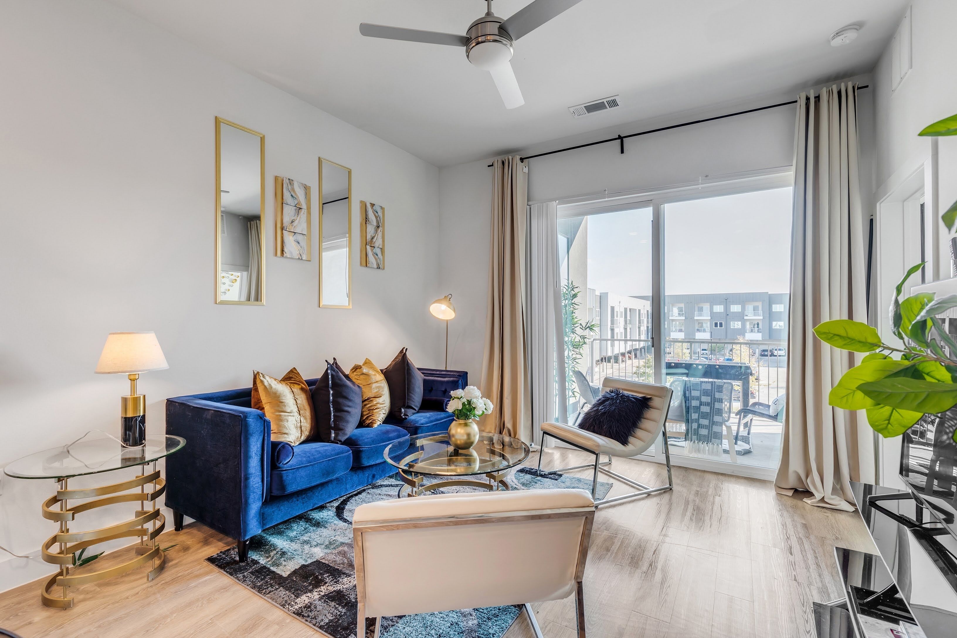 Bright & stylish ~ five star Location~pool~gym
