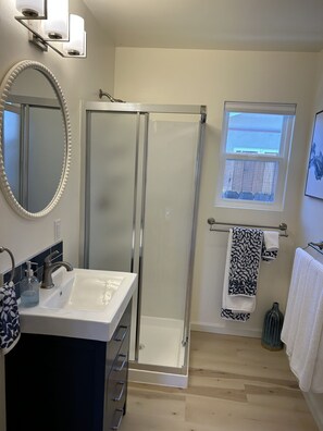 Shower, hair dryer, towels, soap - Updated, Peaceful Location: Bike/Drive to Beach, Elings Park, Earl Warren (Santa Barbara)