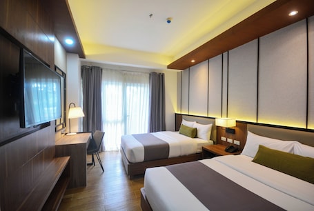 1 habitación, caja de seguridad en la habitación y escritorio