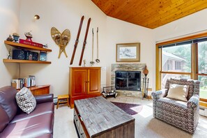 Televisión y chimenea 