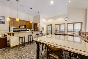 Dining - 1st-floor condo with 4 heated pools, 10 hot tubs, gym, tennis, sauna, BBQ area (Steamboat Springs)