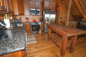 Cafetera y tetera, refrigerador, microondas y horno