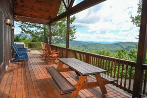 Outdoor dining - Mountain Lodge on 57 Acres • Hiking Trails • Private Lake • Hot Tub (Murphy)