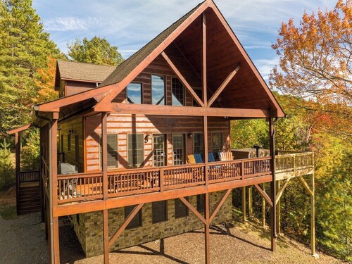 Mountain Lodge on 57 Acres • Hiking Trails • Private Lake • Hot Tub