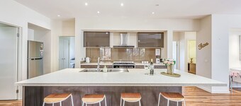 Stylish Luxe House at Point Cook