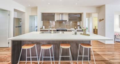 Stylish Luxe House at Point Cook