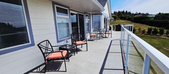 Family-size home 5-minutes' walk from Gordon's Beach, peaceful and convenient!