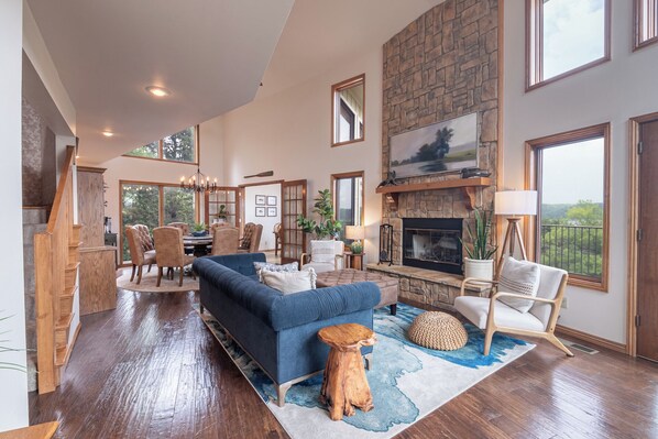 تلفزيون ذكي، مدفأة، ألعاب فيديو، مشغل دي في دي