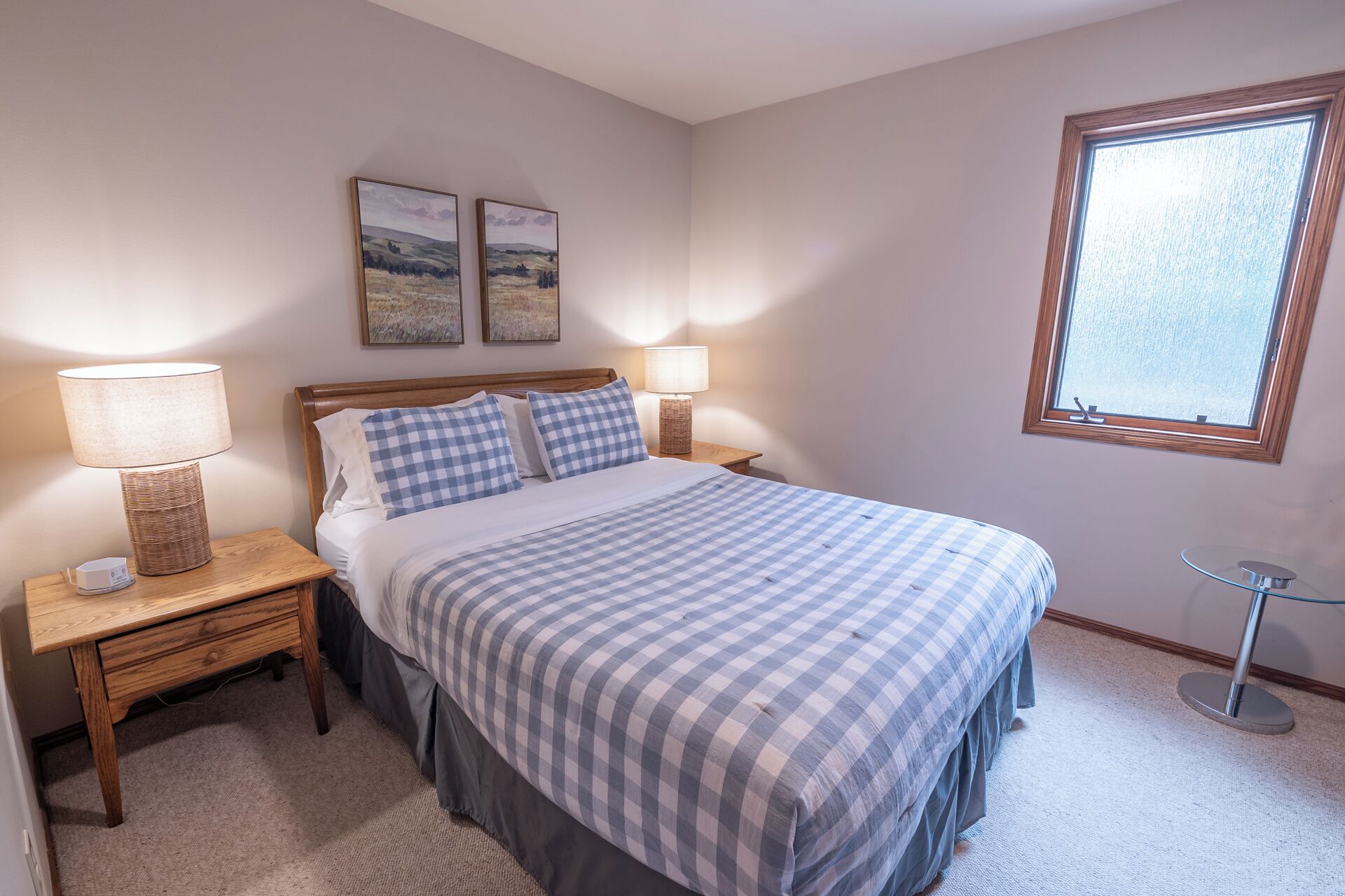 4 多间卧室、客房内保险箱、办公桌、熨斗/熨衣板