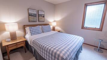 4 bedrooms, in-room safe, desk, iron/ironing board