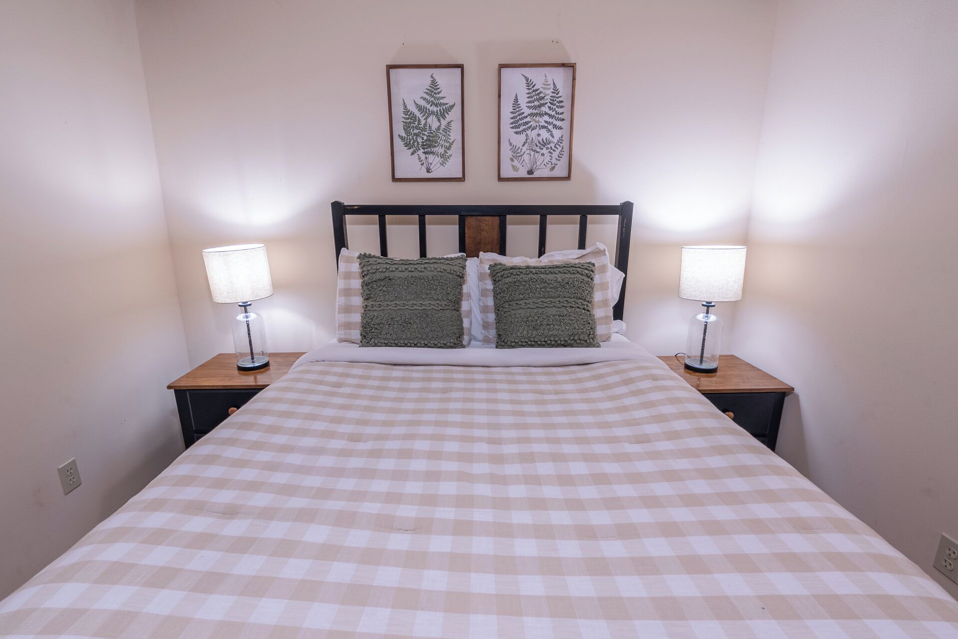 4 bedrooms, in-room safe, desk, iron/ironing board