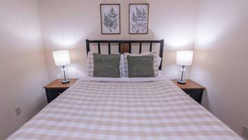 4 bedrooms, in-room safe, desk, iron/ironing board