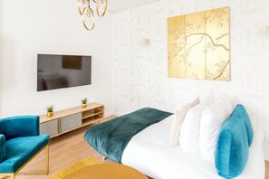 6 bedrooms, desk, iron/ironing board, travel crib