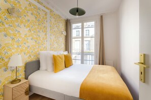 6 slaapkamers, een bureau, een strijkplank/strijkijzer, reisbedje