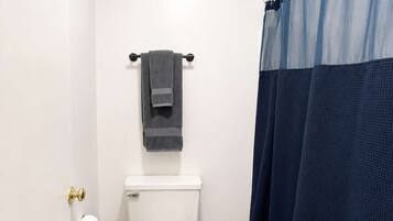 Bathtub, towels