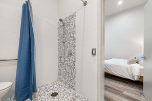 Shower, hair dryer, towels - Perch - The Canal 15D: Walk Score 91 | Cute Studio (Seattle)
