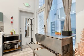 المنشأة من الداخل