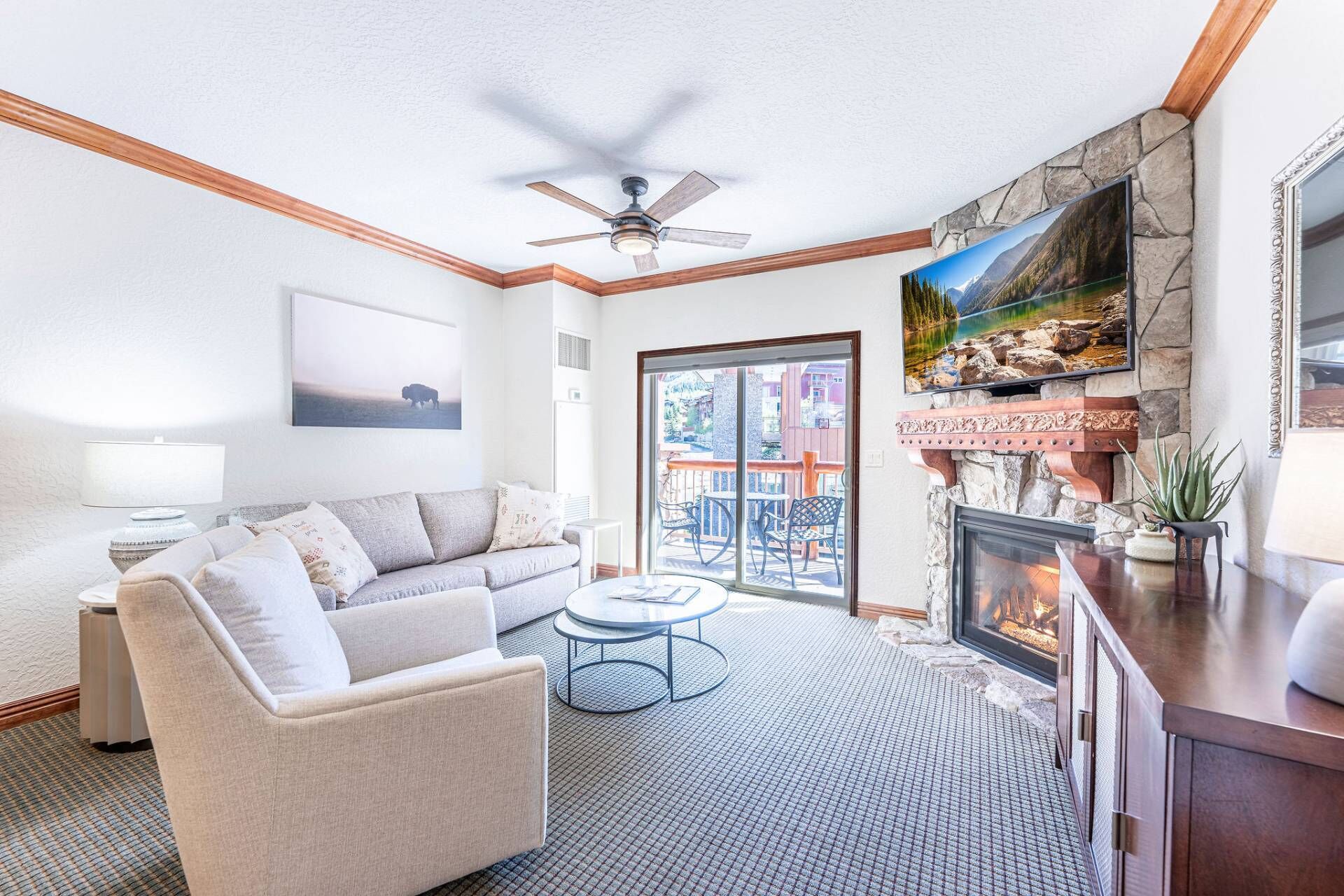 Smart TV, chimenea, videojuegos y tenis de mesa 