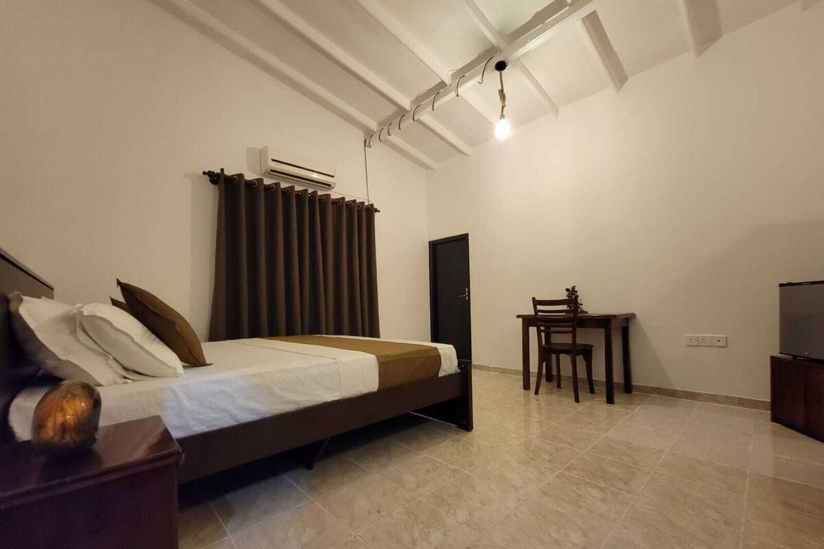 Habitación Prestigio | Muebles diferentes, escritorio, wifi gratis y ropa de cama