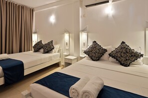 Phòng 4 Deluxe | Trang bị nội thất với thiết kế riêng biệt, bàn, màn/rèm cản sáng 