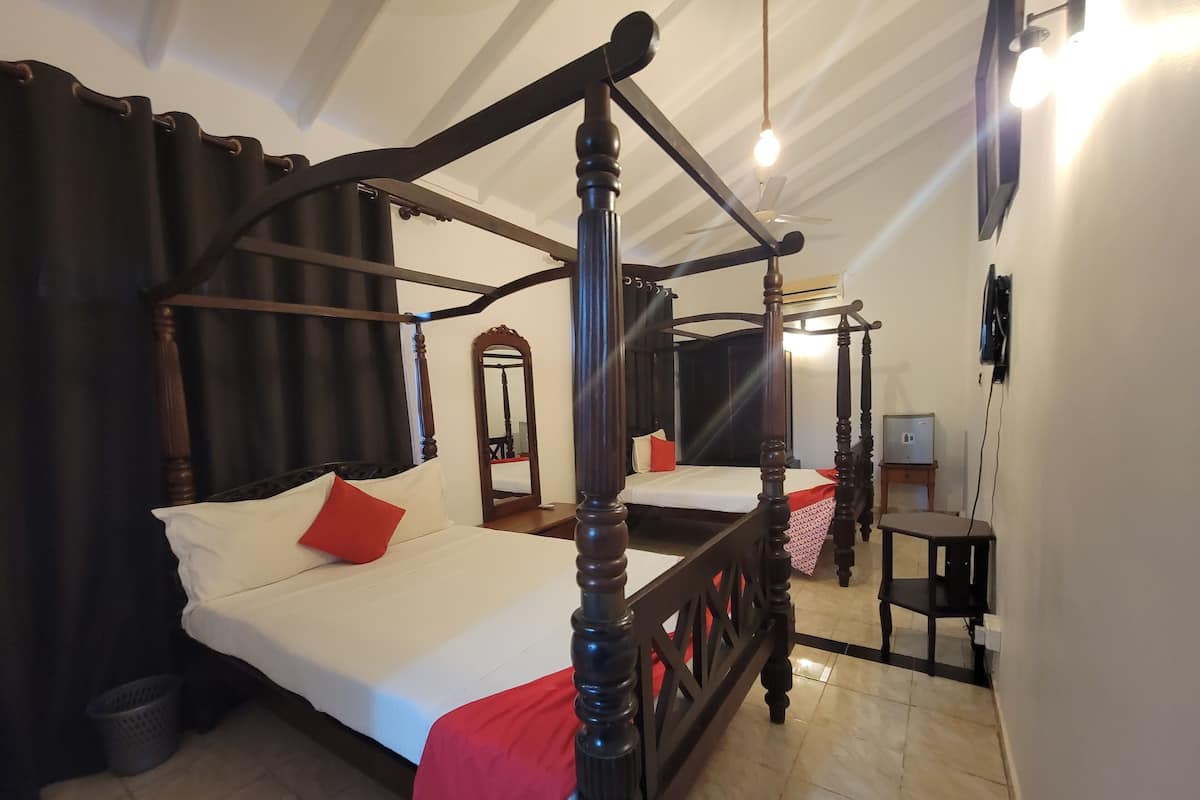 Habitación cuádruple Deluxe | Muebles diferentes, escritorio, wifi gratis y ropa de cama