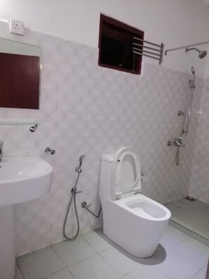 Quarto quádruplo luxo | Banheiro | Chuveiro, bidê, toalhas de banho, sabonete