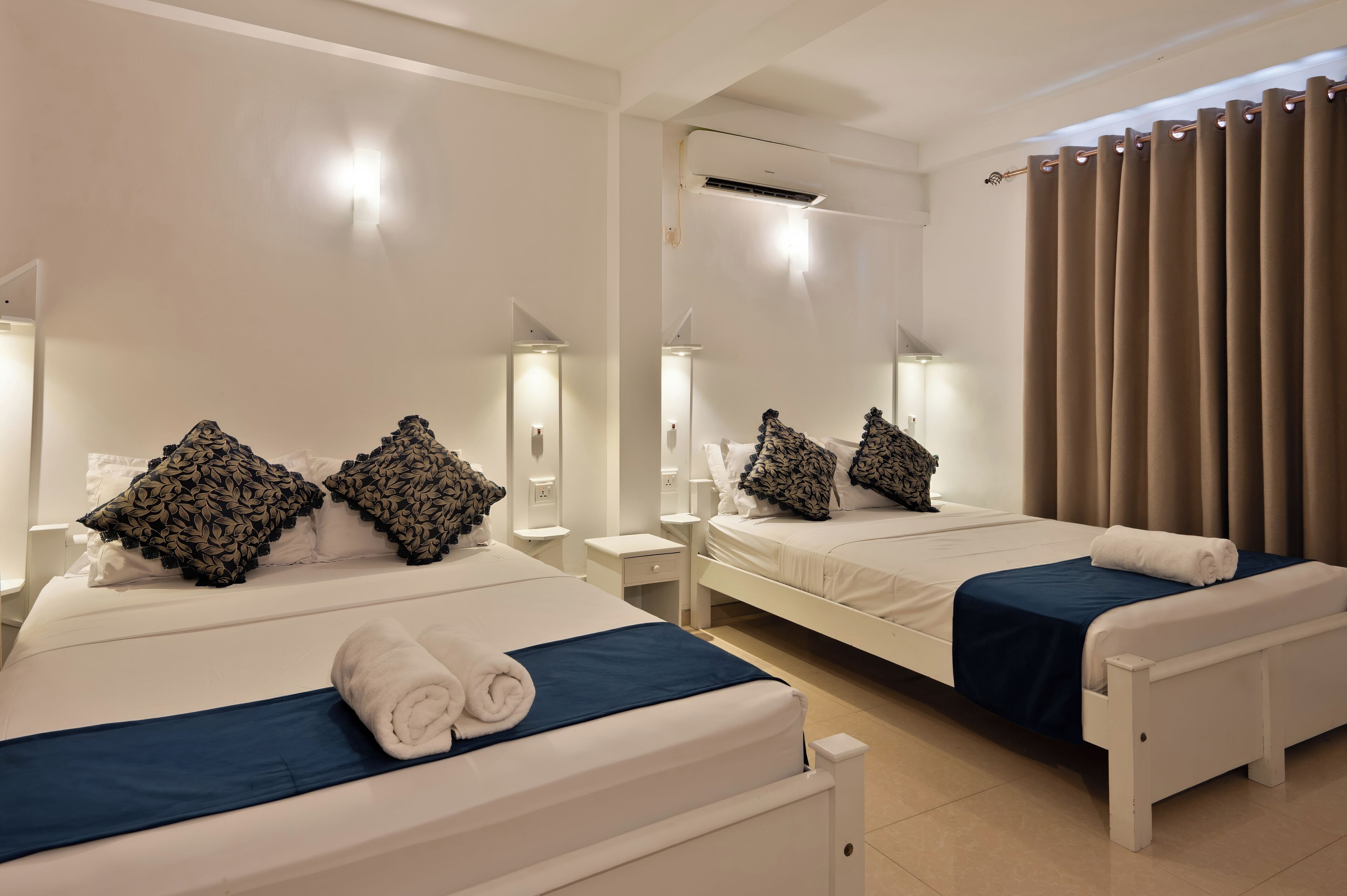 Firemannsrom – familie | Individuelt innredet, skrivebord, blendingsgardiner og strykejern/-brett