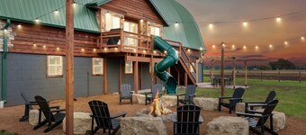 Barnhouse! 2 Pools, 9 Hole Mini-Golf Course, Indoor Park, Movie Theater, Arcade