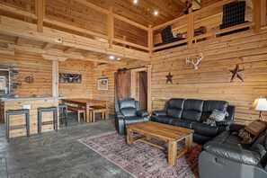 Smart TV, ping pong, offices - Barnhouse! 2 Pools, 9 Hole Mini-Golf Course, Indoor Park, Movie Theater, Arcade (Arena)