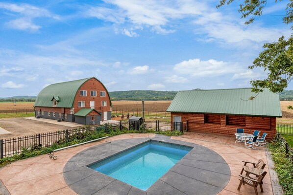 Outdoor pool, a heated pool - Barnhouse! 2 Pools, 9 Hole Mini-Golf Course, Indoor Park, Movie Theater, Arcade (Arena)