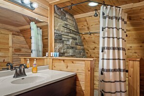Hair dryer, towels, soap, shampoo - Barnhouse! 2 Pools, 9 Hole Mini-Golf Course, Indoor Park, Movie Theater, Arcade (Arena)
