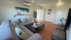 Family House | Living area | 65-inch TV with cable channels - Morwell Pet friendly 3BM House (Morwell)