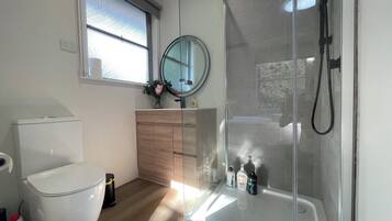 Familienhaus | Badezimmer | Dusche, Haartrockner, Handtücher, Seife