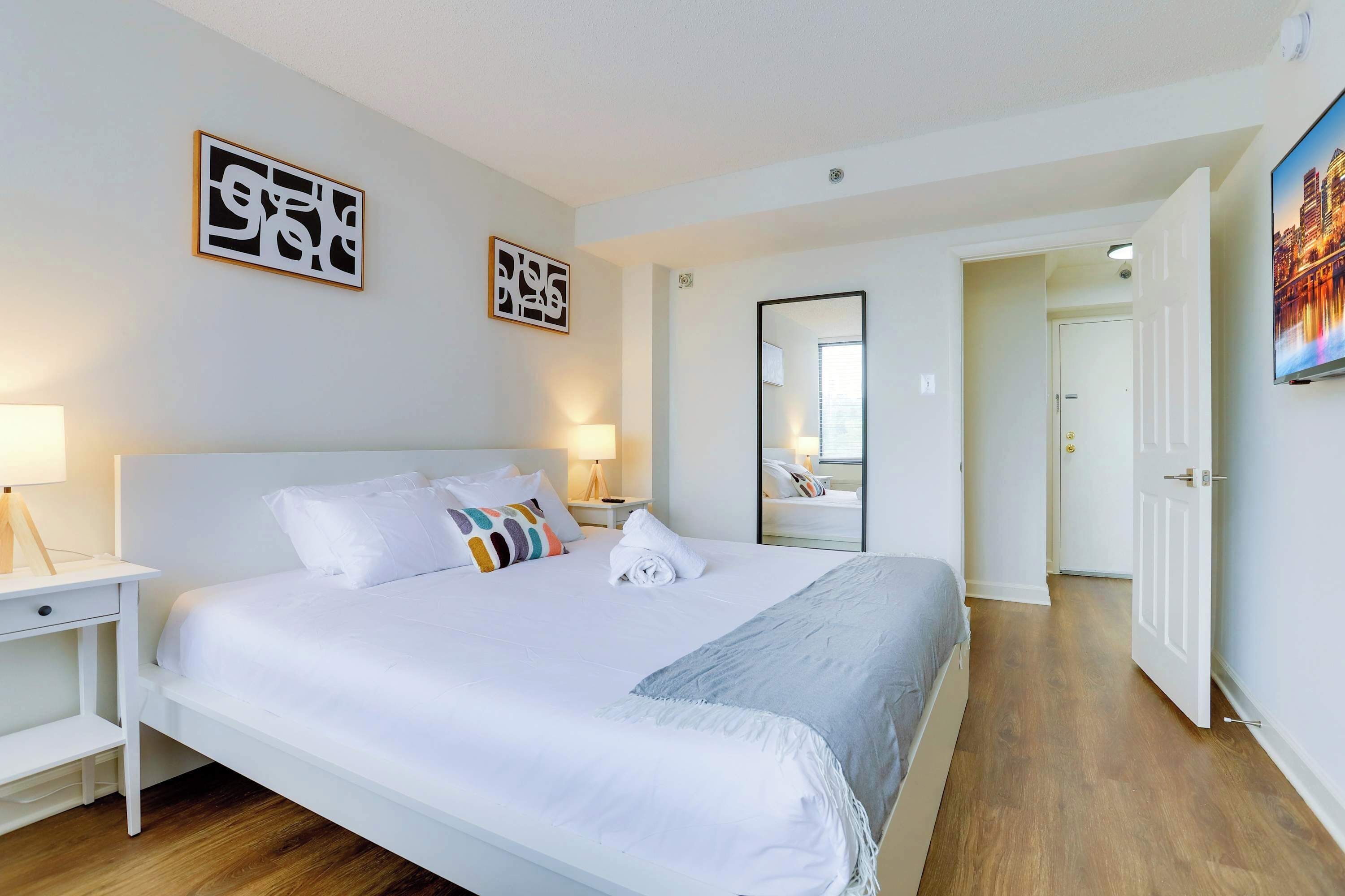 1 habitación, escritorio, tabla de planchar con plancha y cuna de viaje 