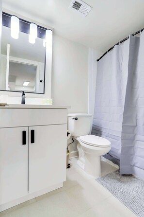 Dusj, hårføner og håndklær