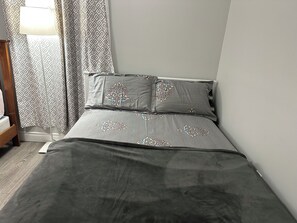 1 habitación, tabla de planchar con plancha, wifi gratis y ropa de cama