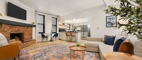 تلفزيون ذكي، كُتُب، ستيريو، مكتب