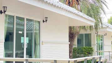 Junior Double or Twin Room, Non Smoking | Desk, free WiFi, bed sheets