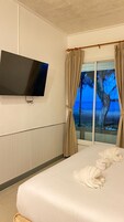 Escritorio, wifi gratis y ropa de cama 