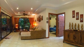 Interior - Tropical pool villa, perfect for big families, group getaways & family reunions (Tambon Rawai)