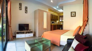 5 bedrooms, in-room safe, iron/ironing board, travel cot - Tropical pool villa, perfect for big families, group getaways & family reunions (Tambon Rawai)