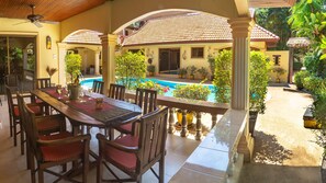 Outdoor dining - Tropical pool villa, perfect for big families, group getaways & family reunions (Tambon Rawai)