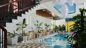 Kolam renang indoor